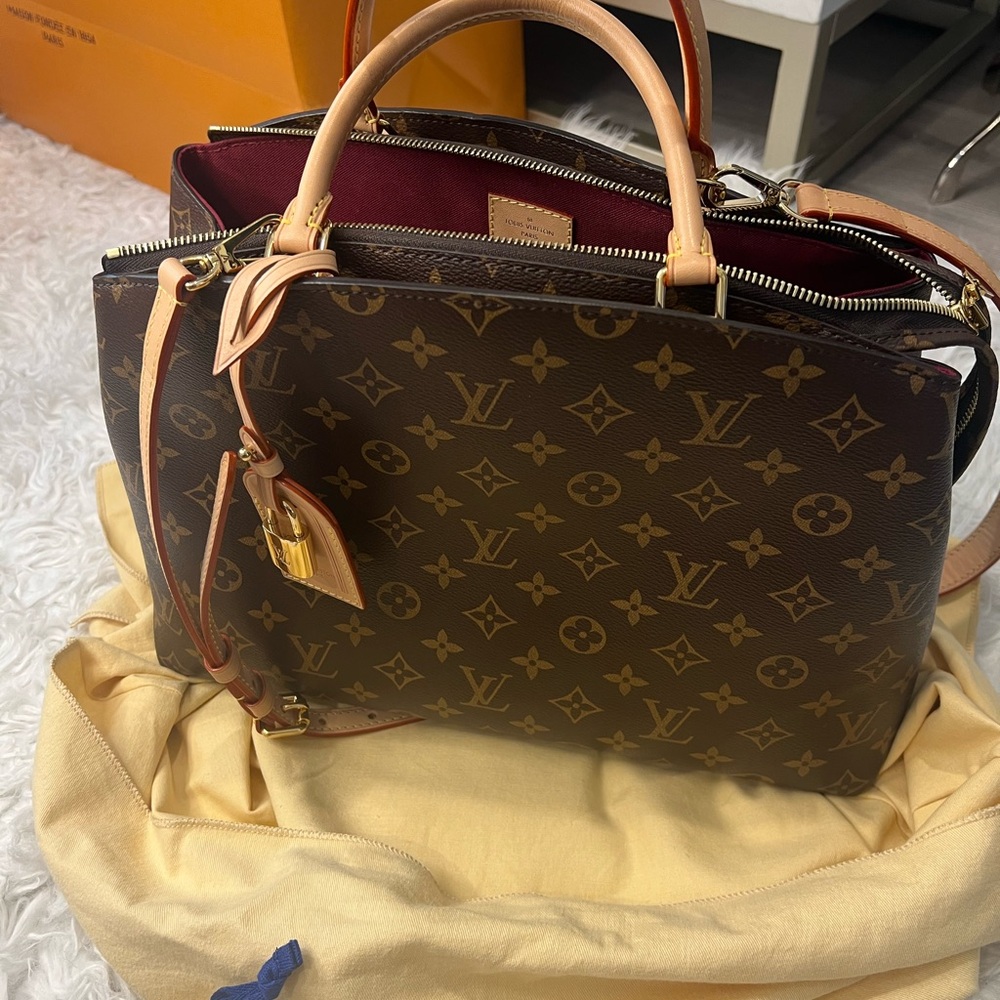 Louis Vuitton - Stunning travel bag with zipper for crossbody and normal straps!